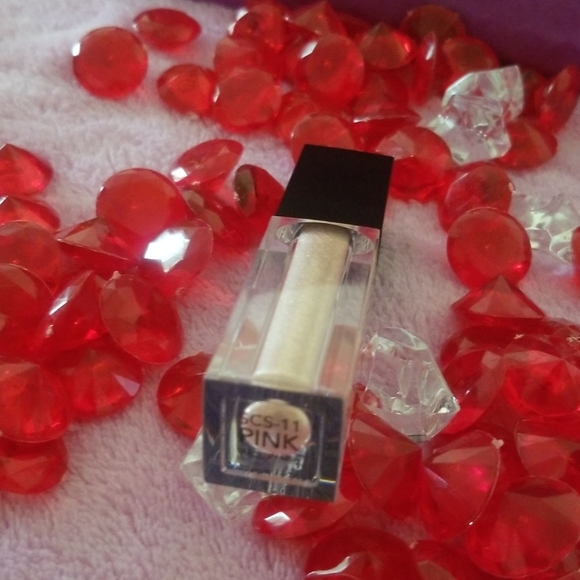 Makeup - Picture 3 of 3